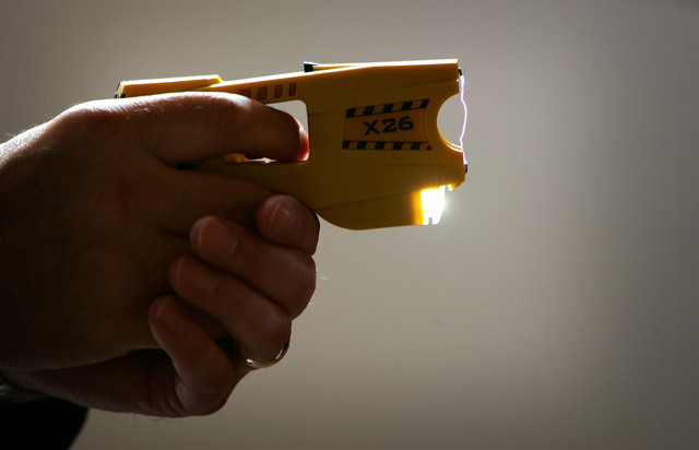 Detroit police testing out stun guns for use by officers