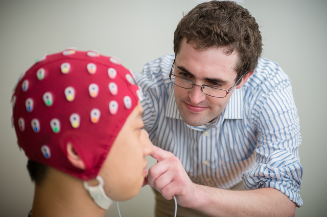 For worriers, expressive writing cools brain on stressful tasks