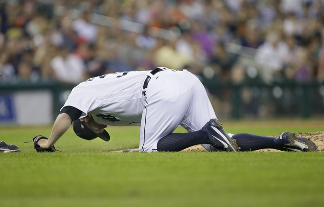Tigers' Alex Wilson breaks leg on Mauer line drive