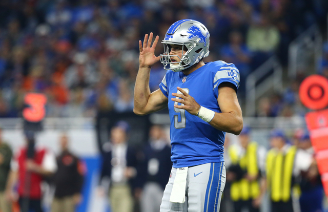 Lions QB Stafford rests 3 injured fingers early in practice
