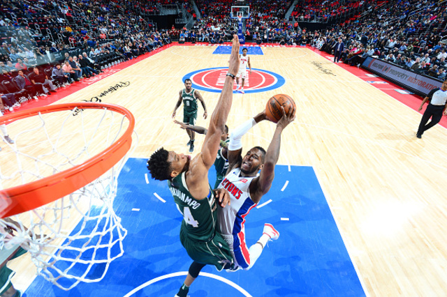 Pistons dominate inside, rout Bucks 110-87