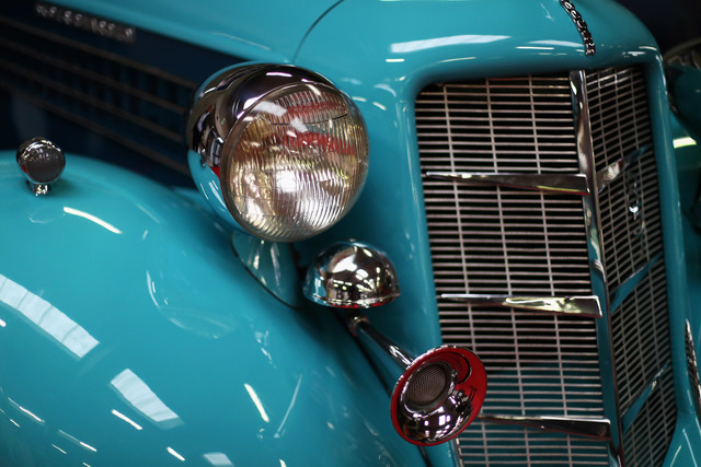 Old U.S. 27 lined with old cars