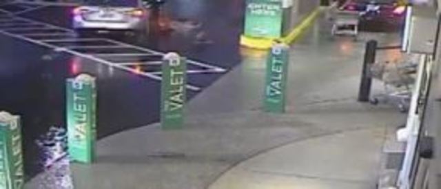 Woman dragged by car after man steals her purse